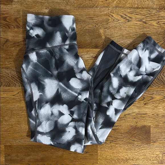 lululemon athletica Pants - Lululemon High Rise Leggings Size 6 Black Grey Floral Print Full Length